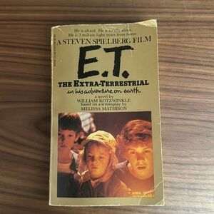 ET the Extra-Terrestrial paperback book copyright 1982